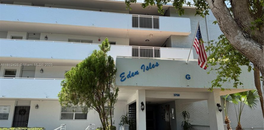 Condominio en North Miami Beach, Florida, 2 dormitorios  № 1759118