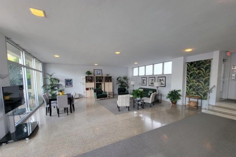 Condo in Saint Petersburg, Florida, 1 bedroom  № 2226730 - photo 2
