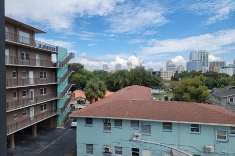 Condo in Saint Petersburg, Florida, 1 bedroom  № 2226730 - photo 6