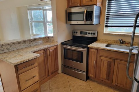 Condo in Saint Petersburg, Florida, 1 bedroom  № 2226730 - photo 11