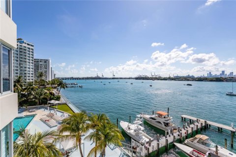 Condo in Miami Beach, Florida, 2 bedrooms № 2249120 - photo 22
