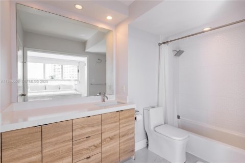 Condo in Miami Beach, Florida, 2 bedrooms № 2249120 - photo 16