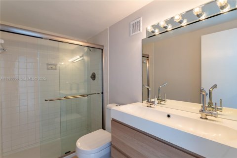 Condo in Miami Beach, Florida, 2 bedrooms № 2249120 - photo 19