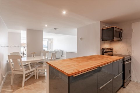 Condo in Miami Beach, Florida, 2 bedrooms № 2249120 - photo 11