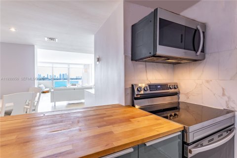 Condo in Miami Beach, Florida, 2 bedrooms № 2249120 - photo 10