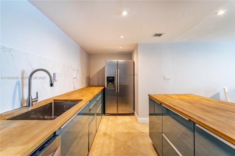 Condo in Miami Beach, Florida, 2 bedrooms № 2249120 - photo 9
