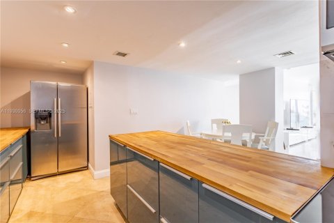 Condo in Miami Beach, Florida, 2 bedrooms № 2249120 - photo 8