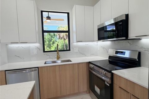 House in Lehigh Acres, Florida 4 bedrooms, 129.32 sq.m. № 2312276 - photo 7