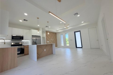 House in Lehigh Acres, Florida 4 bedrooms, 129.32 sq.m. № 2312276 - photo 10