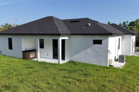 House in Lehigh Acres, Florida 4 bedrooms, 129.32 sq.m. № 2312276 - photo 29
