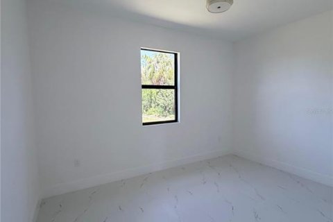 House in Lehigh Acres, Florida 4 bedrooms, 129.32 sq.m. № 2312276 - photo 15