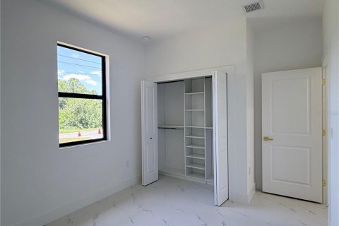 House in Lehigh Acres, Florida 4 bedrooms, 129.32 sq.m. № 2312276 - photo 13