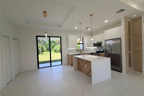House in Lehigh Acres, Florida 4 bedrooms, 129.32 sq.m. № 2312276 - photo 6