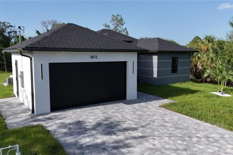 House in Lehigh Acres, Florida 4 bedrooms, 129.32 sq.m. № 2312276 - photo 3