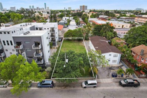 Propiedad comercial en venta en Miami, Florida № 1959783 - foto 2