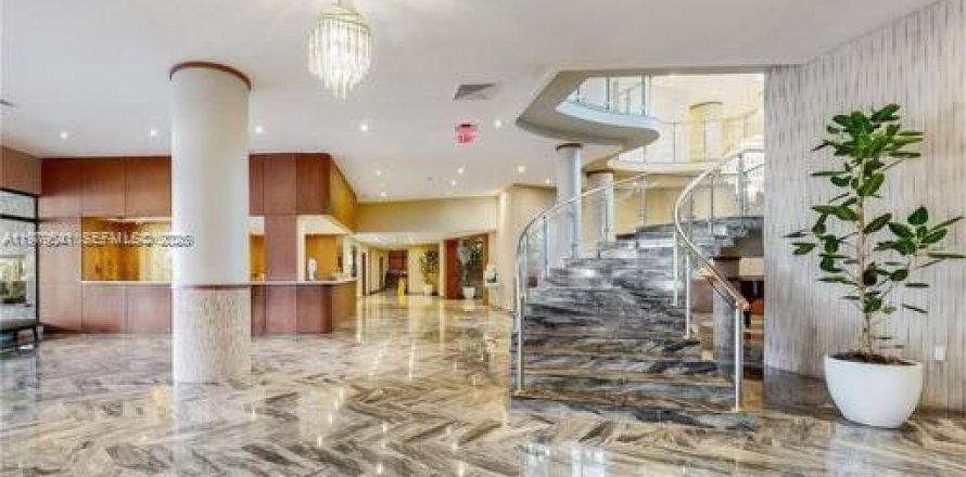 Estudio en el Condominio en Miami Beach, Florida  № 2047493