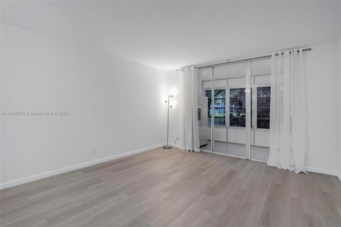 Condominio en venta en Lauderdale Lakes, Florida, 1 dormitorio, 65.5 m2 № 1939956 - foto 8