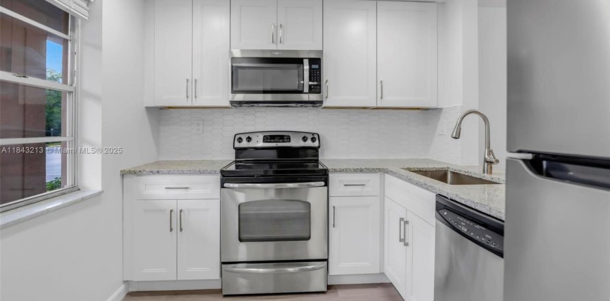 Condominio en Lauderdale Lakes, Florida, 1 dormitorio № 1939956