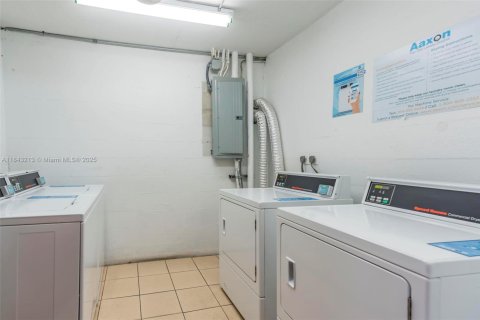 Condominio en venta en Lauderdale Lakes, Florida, 1 dormitorio, 65.5 m2 № 1939956 - foto 20