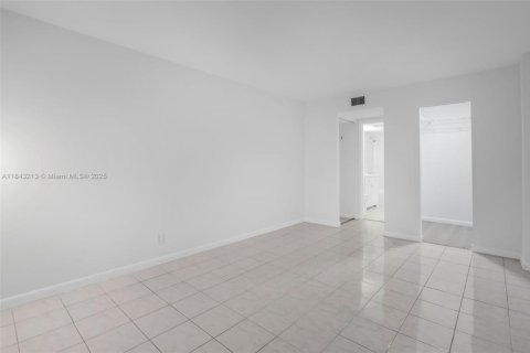 Condominio en venta en Lauderdale Lakes, Florida, 1 dormitorio, 65.5 m2 № 1939956 - foto 12