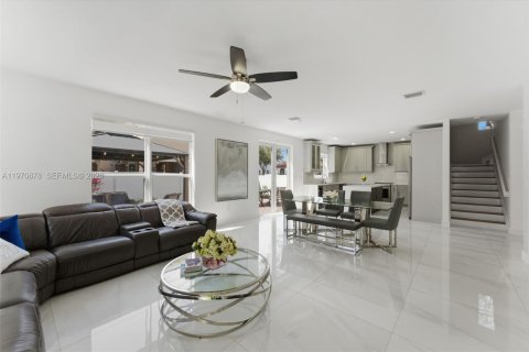 Villa ou maison à vendre à Miami, Floride: 4 chambres, 278.71 m2 № 2040206 - photo 15