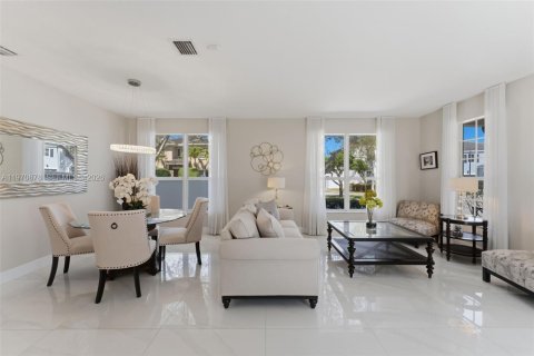 Villa ou maison à vendre à Miami, Floride: 4 chambres, 278.71 m2 № 2040206 - photo 12