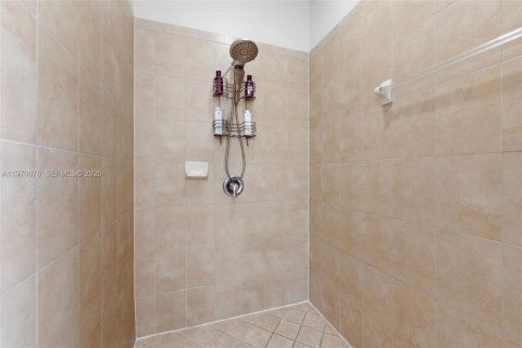 Villa ou maison à vendre à Miami, Floride: 4 chambres, 278.71 m2 № 2040206 - photo 28