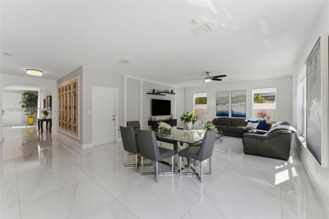 Villa ou maison à vendre à Miami, Floride: 4 chambres, 278.71 m2 № 2040206 - photo 13