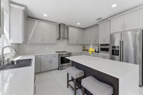 Villa ou maison à vendre à Miami, Floride: 4 chambres, 278.71 m2 № 2040206 - photo 16
