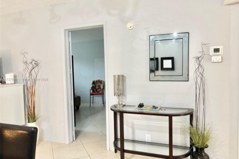 Condominio en venta en Hallandale Beach, Florida, 1 dormitorio, 82.68 m2 № 1940113 - foto 17