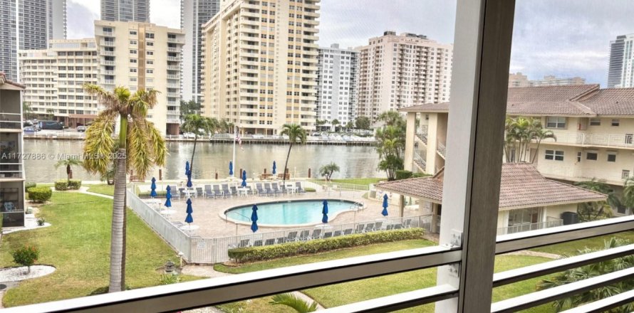 Condominio en Hallandale Beach, Florida, 1 dormitorio  № 1940113
