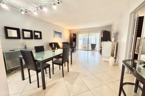 Condominio en venta en Hallandale Beach, Florida, 1 dormitorio, 82.68 m2 № 1940113 - foto 8