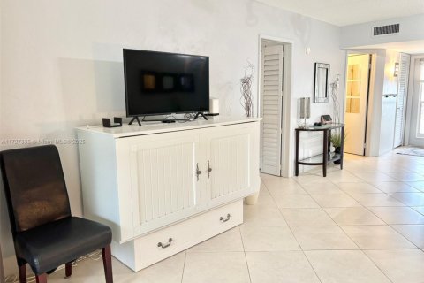 Condominio en venta en Hallandale Beach, Florida, 1 dormitorio, 82.68 m2 № 1940113 - foto 13