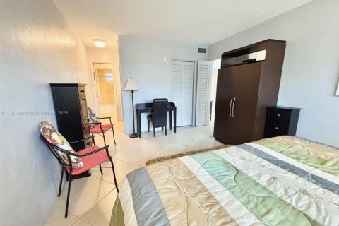 Condominio en venta en Hallandale Beach, Florida, 1 dormitorio, 82.68 m2 № 1940113 - foto 24