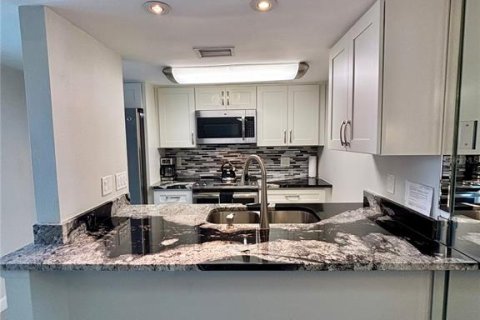 Condo in Madeira Beach, Florida, 1 bedroom  № 2097661 - photo 6