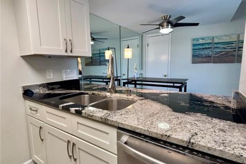 Condo in Madeira Beach, Florida, 1 bedroom  № 2097661 - photo 9
