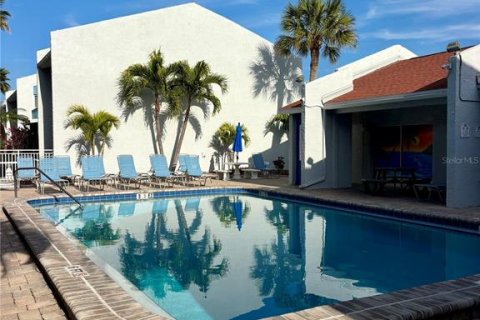 Condo in Madeira Beach, Florida, 1 bedroom  № 2097661 - photo 29