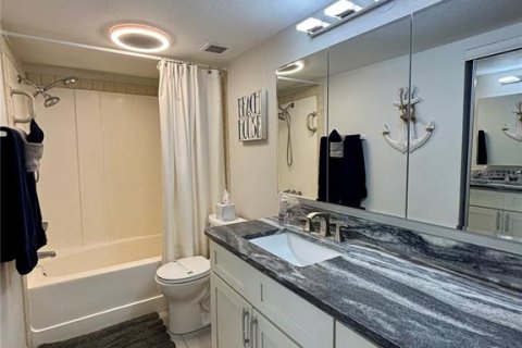 Condo in Madeira Beach, Florida, 1 bedroom  № 2097661 - photo 22