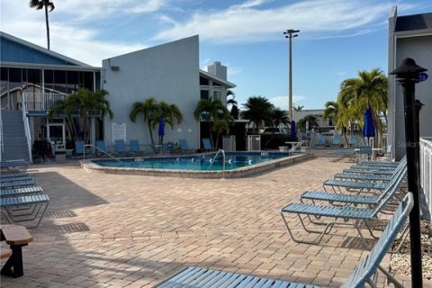Condo in Madeira Beach, Florida, 1 bedroom  № 2097661 - photo 27