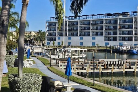 Condo in Madeira Beach, Florida, 1 bedroom  № 2097661 - photo 30