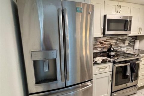 Condo in Madeira Beach, Florida, 1 bedroom  № 2097661 - photo 11