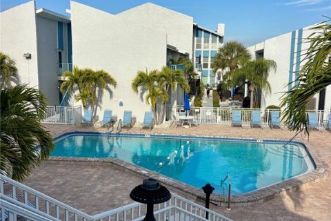 Condo in Madeira Beach, Florida, 1 bedroom  № 2097661 - photo 25
