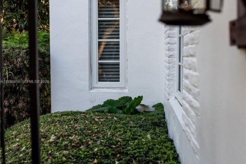 Купить виллу или дом в Корал-Гейблс, Флорида 3 спальни, 139.54м2, № 2027680 - фото 13