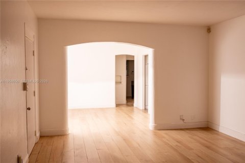 Купить виллу или дом в Корал-Гейблс, Флорида 3 спальни, 139.54м2, № 2027680 - фото 19