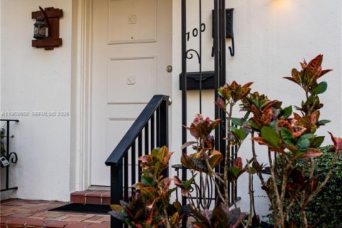 Купить виллу или дом в Корал-Гейблс, Флорида 3 спальни, 139.54м2, № 2027680 - фото 4