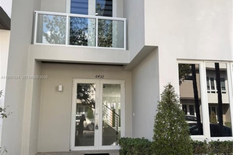 Townhouse in LANDMARK in Doral, Florida 4 bedrooms, 169.64 sq.m. № 2047797