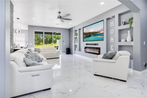 House in Orlando, Florida 5 bedrooms, 319.49 sq.m. № 2196104 - photo 4