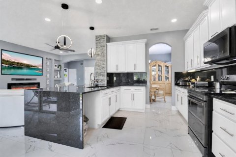 House in Orlando, Florida 5 bedrooms, 319.49 sq.m. № 2196104 - photo 7