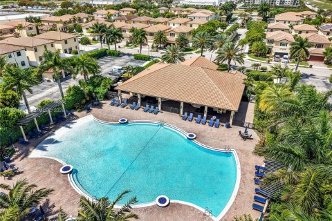 Casa en venta en Hialeah, Florida, 5 dormitorios, 256.32 m2 № 2059407 - foto 8