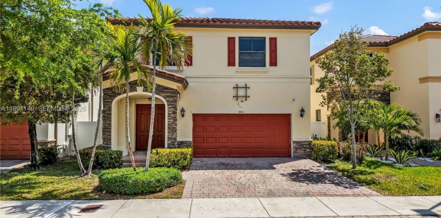 Casa en Hialeah, Florida 5 dormitorios, 256.32 m2 № 2059407